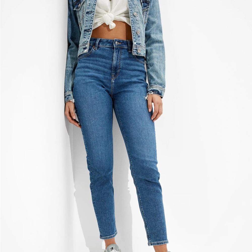 American Eagle Outfitters High-Rise Mom Jeans in Medium Blue